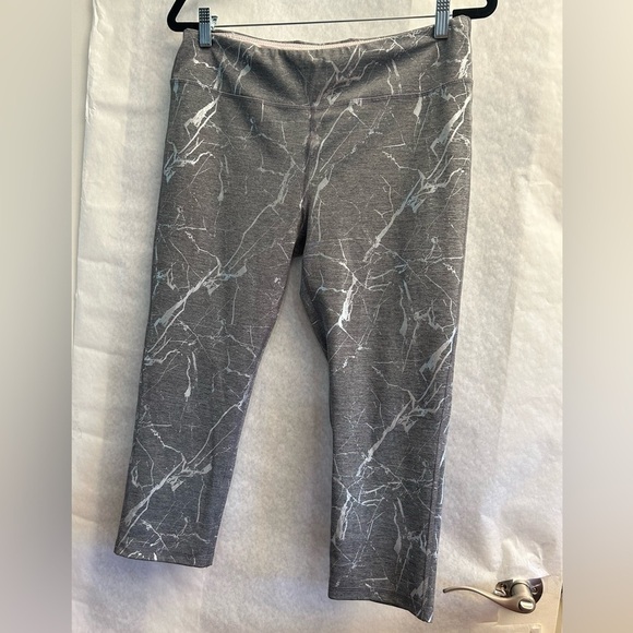 Marika grey & silver crop workout legging w/inner waist pocketSz-XL(16-18).  Q14 - Picture 3 of 9